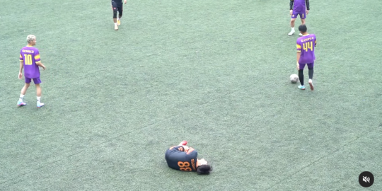Billy Meringis Kesakitan di Lapangan saat Bermain Bola