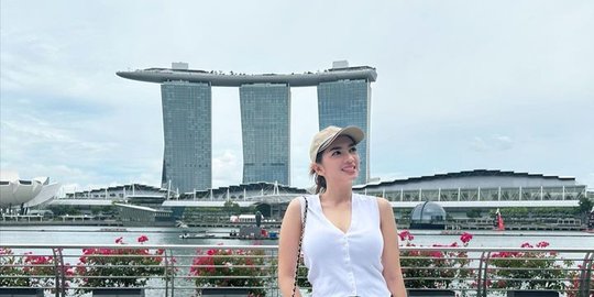 5 Potret Cantik Angel Karamoy Liburan di Singapura, Ibu 2 Anak yang Gayanya Bak ABG