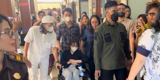 potret mantan pacar mario dandy tiba di pn jaksel, pakai kursi roda & bawa oksigen