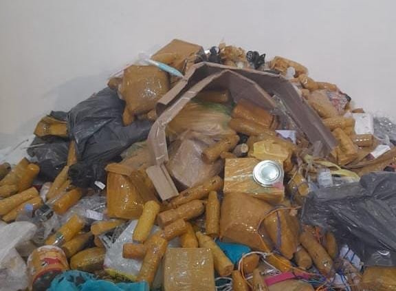 petugas membongkar koper jemaah haji berisi air zamzam