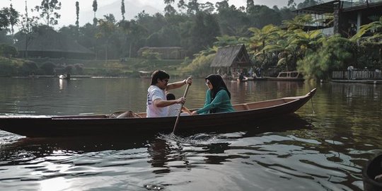 Bumil 'Ngidam' Liburan ke Bandung, Intip Potret Romantis Atta & Aurel Naik Perahu