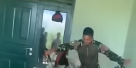 ular masuk markas tni, 10 prajurit turun tangan tapi yang berani cuma 1 orang