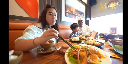Intip Keseruan 'Crazy Rich Bali' Maharani Kemala Berburu Kuliner di Vietnam