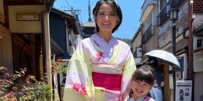 Foto Acha Septriasa & Brie Kompak Pakai Kimono saat Liburan di Jepang, Cantik Banget!