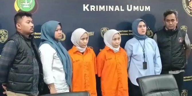 Gaya Si Kembar Rihana-Rihani Pakai Baju Oranye & Tangan Diborgol, Masih Sempat Senyum