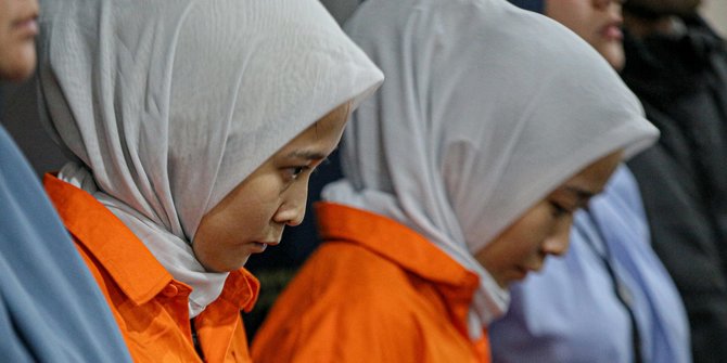 Ditahan, Ini Penampakan Si Kembar Rihana Rihani Berbaju Oranye