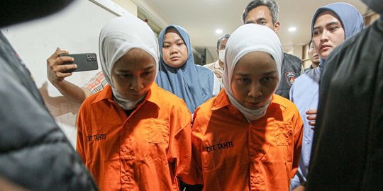 ditahan, ini penampakan si kembar rihana rihani berbaju oranye