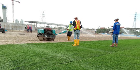 eks tgupp tertawakan menteri jokowi, malah periksa rumput jis bagian luar lapangan