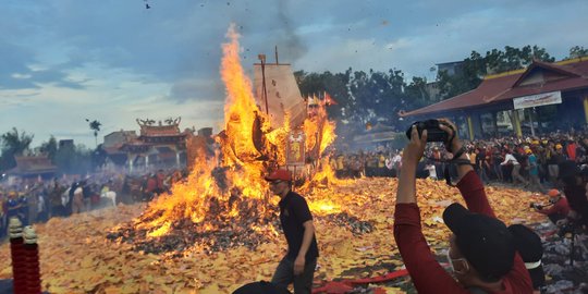 Meriahnya Festival Bakar Tongkang di Rokan Hilir