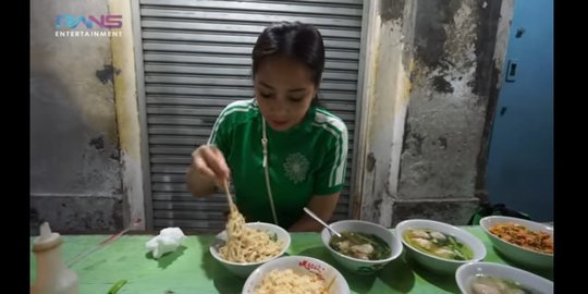 Momen Nagita Slavina Berburu Kuliner di Bandung, Santai Makan Mi di Pinggir Jalan