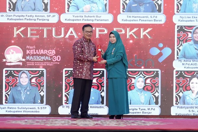 bupati oku timur dan istri terima penghargaan manggala karya kencana