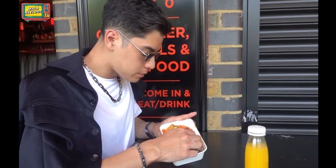 Potret Al Ghazali dan El Rumi Berburu Kuliner Indonesia di Camden Market London