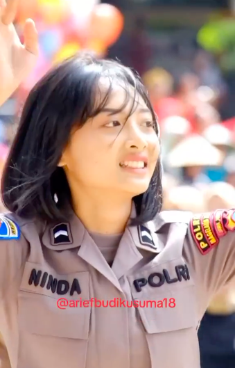 polwan cantik pimpin ribuan orang tari pakai batok kelapa pecahkan rekor muri