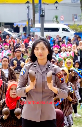 polwan cantik pimpin ribuan orang tari pakai batok kelapa pecahkan rekor muri