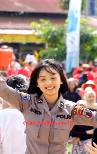 polwan cantik pimpin ribuan orang tari pakai batok kelapa pecahkan rekor muri
