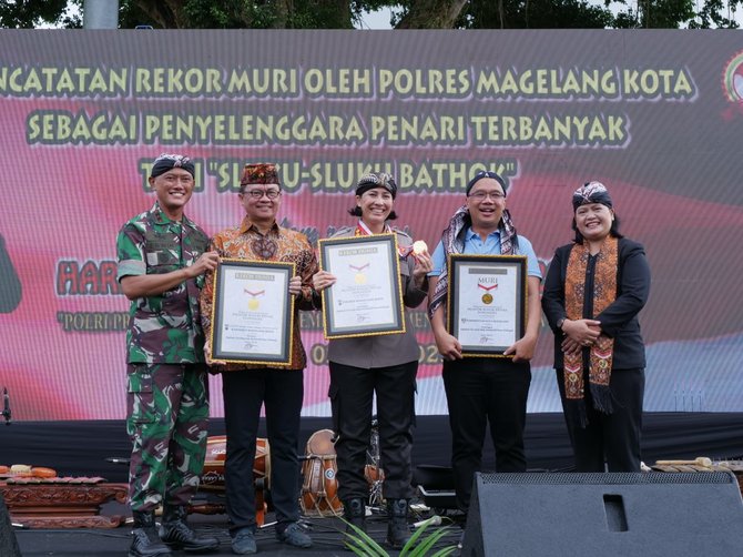 polwan cantik pimpin ribuan orang tari pakai batok kelapa pecahkan rekor muri