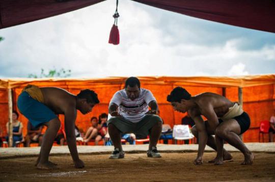 Remaja Brasil belajar sumo