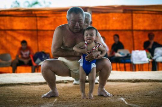 Remaja Brasil belajar sumo
