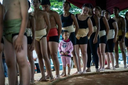 Remaja Brasil belajar sumo