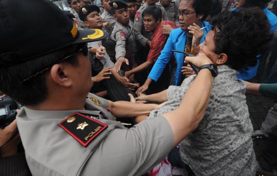 Bentrok mahasiswa UKI dengan polisi di Salemba