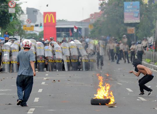 Bentrok mahasiswa UKI dengan polisi di Salemba