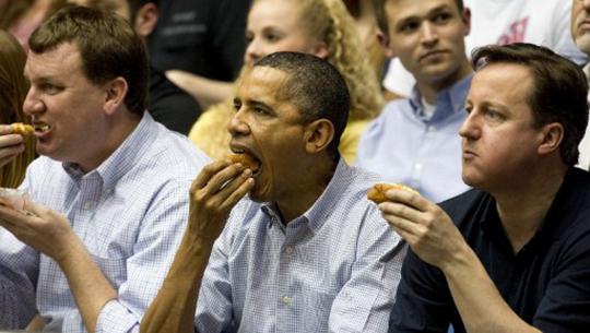 Obama dan Cameron nonton basket sambil makan hotdog