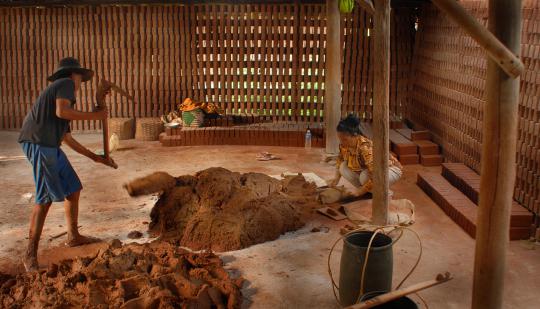 Buruh pembuat batu bata