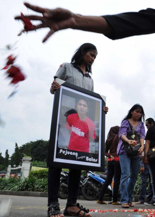 Aksi tabur bunga di Istana Merdeka untuk Sondang