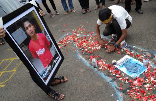 Aksi tabur bunga di Istana Merdeka untuk Sondang