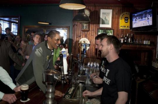 Obama minum bir di perayaan St Patrick.