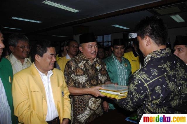 Alex Noerdin (kedua kiri) dan Nono Sampono (ketiga) datang ke Komisi Pemilihan Umum Daerah (KPUD) menyerahkan berkas syarat pendaftaran, jelang Pilgub DKI Jakarta, Minggu (18/3). Kedua pasangan tersebut mendaftarkan diri maju sebagai calon gubernur dan wakil gubernur DKI Jakarta.