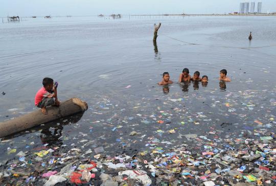 Anak-anak bermain sampah di Muara Angke