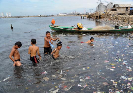 Anak-anak bermain sampah di Muara Angke