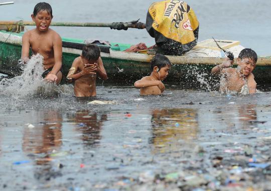 Anak-anak bermain sampah di Muara Angke