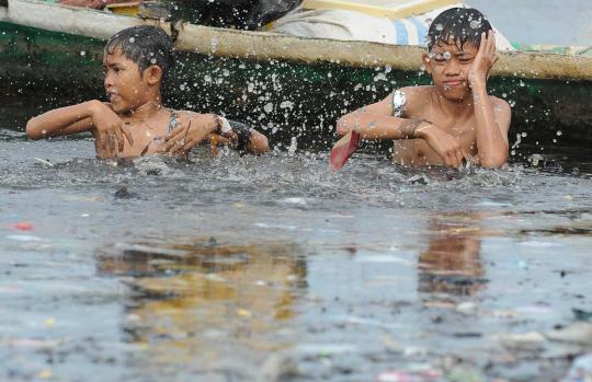 Anak-anak bermain sampah di Muara Angke