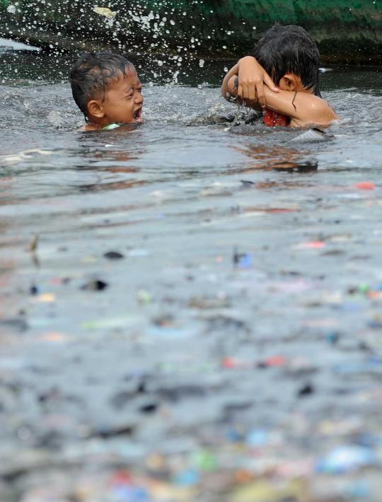 Anak-anak bermain sampah di Muara Angke