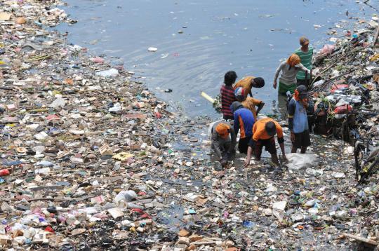 Sampah cemarkan air sungai Jakarta