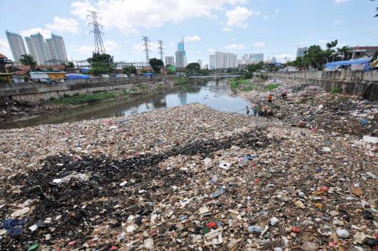 Sampah cemarkan air sungai Jakarta