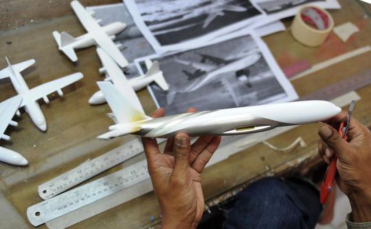 Pengrajin replika pesawat asal Kampung Cagrak Bogor