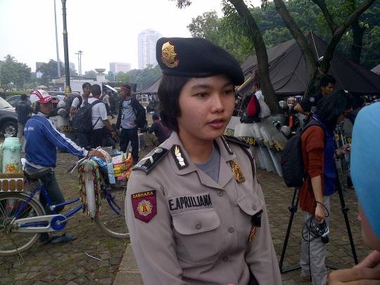 Polisi cantik negosiator demonstrasi
