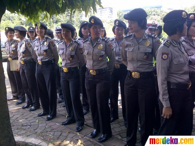 Foto : Polisi cantik negosiator demonstrasi merdeka.com