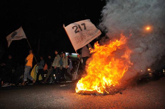 Tolak kenaikan BBM, mahasiswa bakar ban 