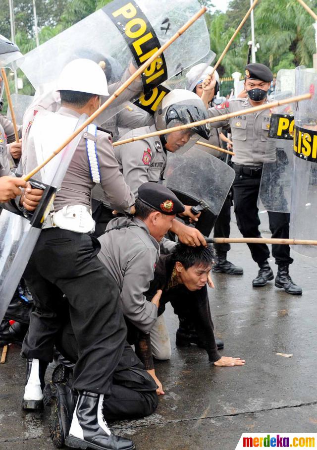 Foto : Bentrok demonstran vs polisi di DPR merdeka.com