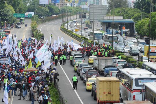 Demonstran blokir jalan tol