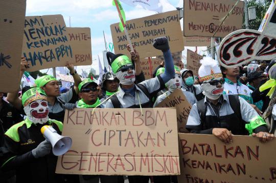 Demonstran blokir jalan tol