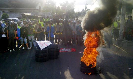 Warga protes demo di depan rumah Wapres Boediono