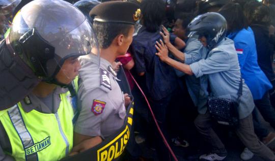 Warga protes demo di depan rumah Wapres Boediono