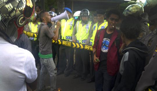 Warga protes demo di depan rumah Wapres Boediono