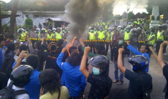 Warga protes demo di depan rumah Wapres Boediono