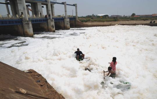 Melintasi limbah aliran sungai Banjir kanal Timur